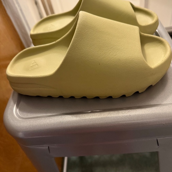 Size 8 Yeezy Slides in Resin main image 5